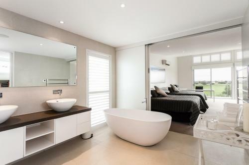 Beach & Golf Stays, Australia
