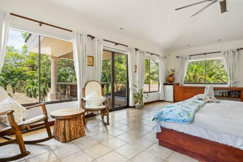 Beachfront House, Private Pool & Large Bbq Area!