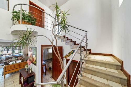 Beachfront House, Private Pool & Large Bbq Area!