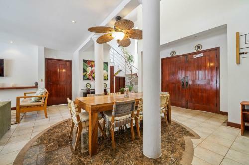 Beachfront House, Private Pool & Large Bbq Area!
