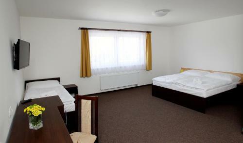 Hotel Na Farm? Cho?ovice