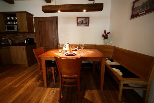 Apartments & Suites ?lut� Hru?ka