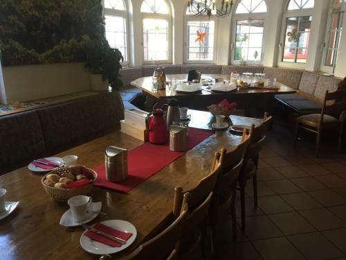 Hotel Weinschl��chen Im Weingut Roos