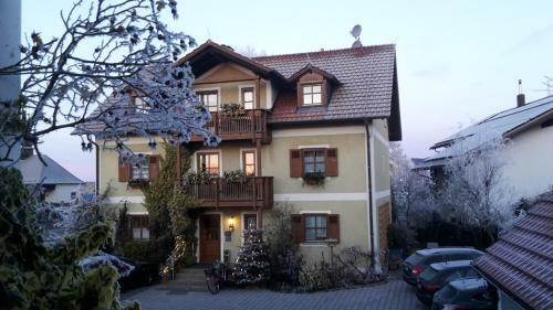 Hostal G�ste-haus R�sch