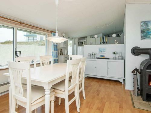 Three-bedroom Holiday Home In Henne 8