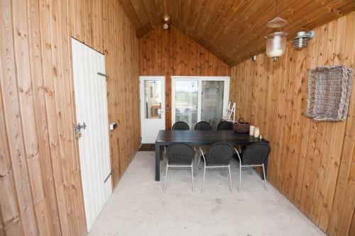 Lis. & Joh. 20 Holiday House