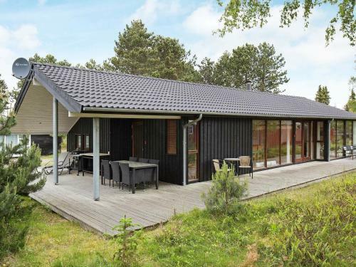 Three-bedroom Holiday Home In R�rvig 1