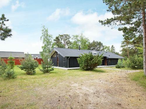 Three-bedroom Holiday Home In R�rvig 1