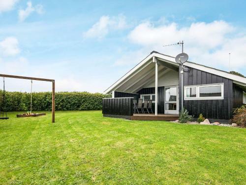Three-bedroom Holiday Home In R�nde 1