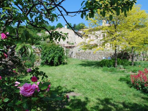 Rustic Homes In Saint-etienne-de-serre With Garden