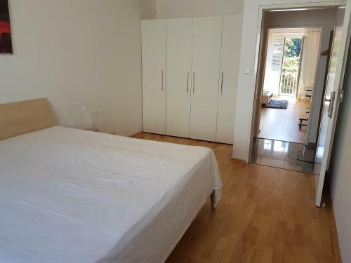 Govienna Bright River Apartment