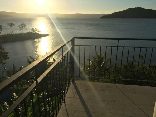 Hostal Bluebay Bugenvil Lake Lodge
