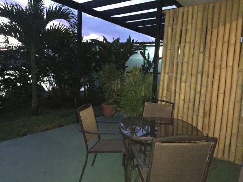 Hostal Bluebay Bugenvil Lake Lodge