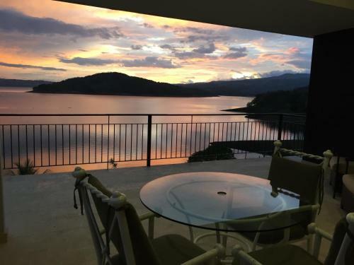 Hostal Bluebay Bugenvil Lake Lodge