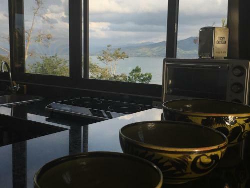 Hostal Bluebay Bugenvil Lake Lodge
