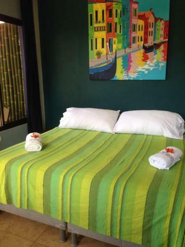 Hostal Bluebay Bugenvil Lake Lodge