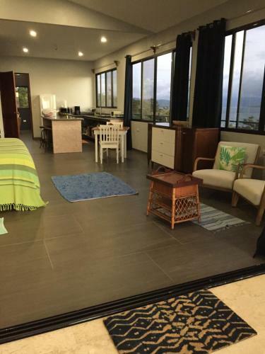 Hostal Bluebay Bugenvil Lake Lodge