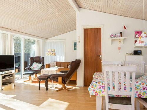 Three-bedroom Holiday Home In Glesborg 5