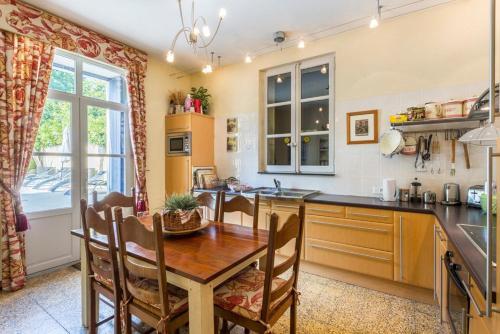 Combes Villa Sleeps 14 Pool Wifi