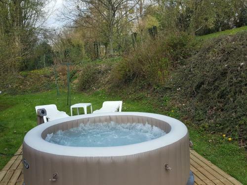 Spacious Holiday Home With Jacuzzi In Gueschart