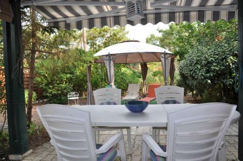 Agr�able Petite Maison Avec Jardin - 1201