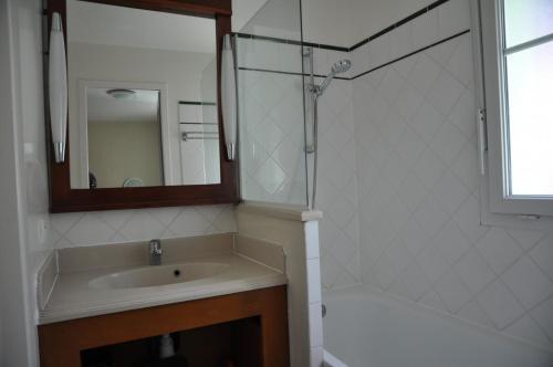 Maison Jumel�e Dans Residence Avec Piscine - 320