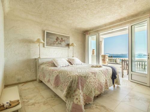 Luxurious Villa In Les Issambres With Jacuzzi