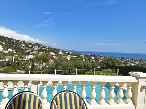 Spacious Villa In Var With Swimming Pool