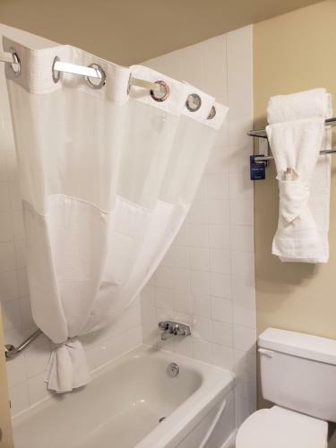 Hotel Admiral Inn & Suites