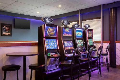 Hotel Admiral Inn & Suites