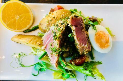 Duck Bay Hotel & Restaurant
