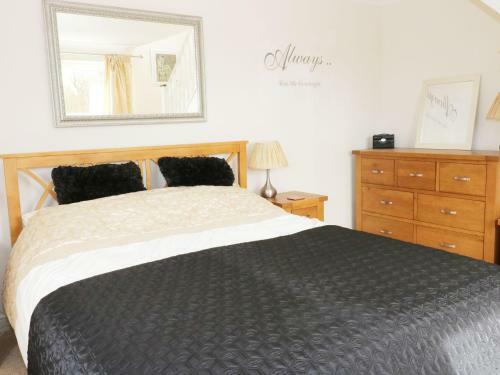 14 Cae Derwydd, Cemaes Bay