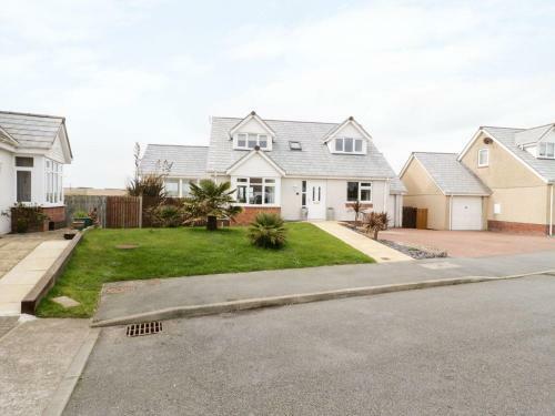 14 Cae Derwydd, Cemaes Bay