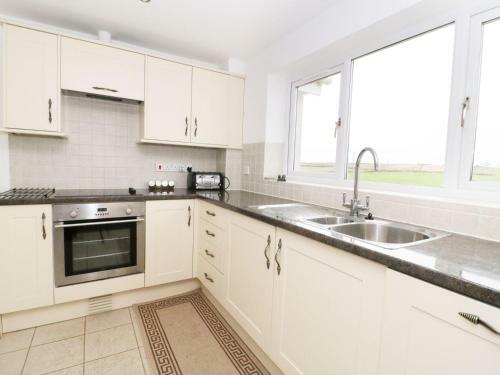 14 Cae Derwydd, Cemaes Bay