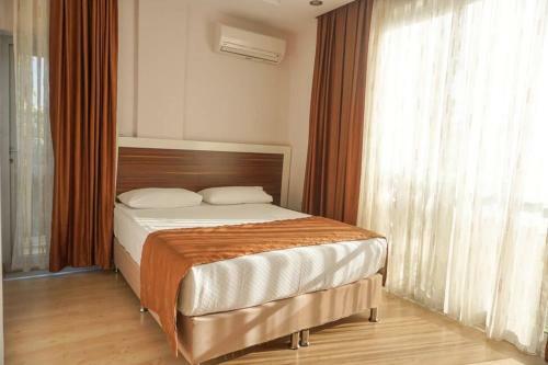 River Hotel