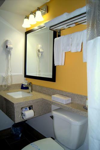 Posada Bay Hill Inns & Suites