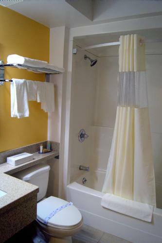 Posada Bay Hill Inns & Suites