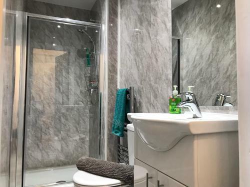 Queensland Lodge (6 Beds, Sleeps 8)