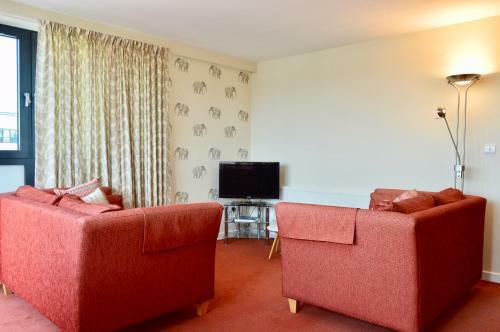 3 Bedroom Canal-side Apartment Sleeps 6