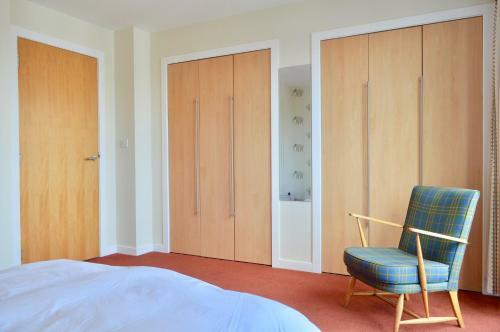 3 Bedroom Canal-side Apartment Sleeps 6