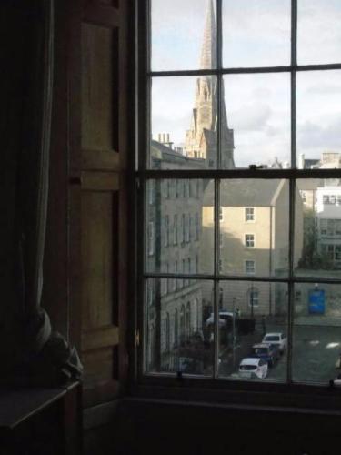 2 Bedroom Apartment In City Centre Accommodates 6