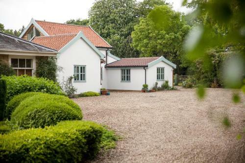 Vicarage House & Pool House
