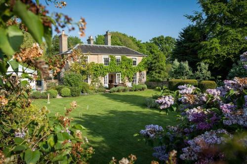 Vicarage House & Pool House