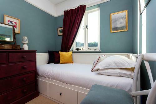 Veeve - Enchanting In East Sheen