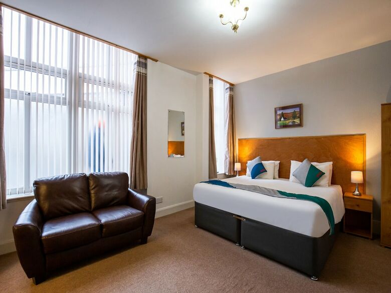 Hostal Oyo Eastbank Hotel