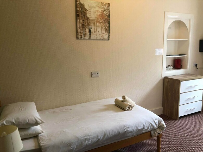 Hostal Oyo Eastbank Hotel