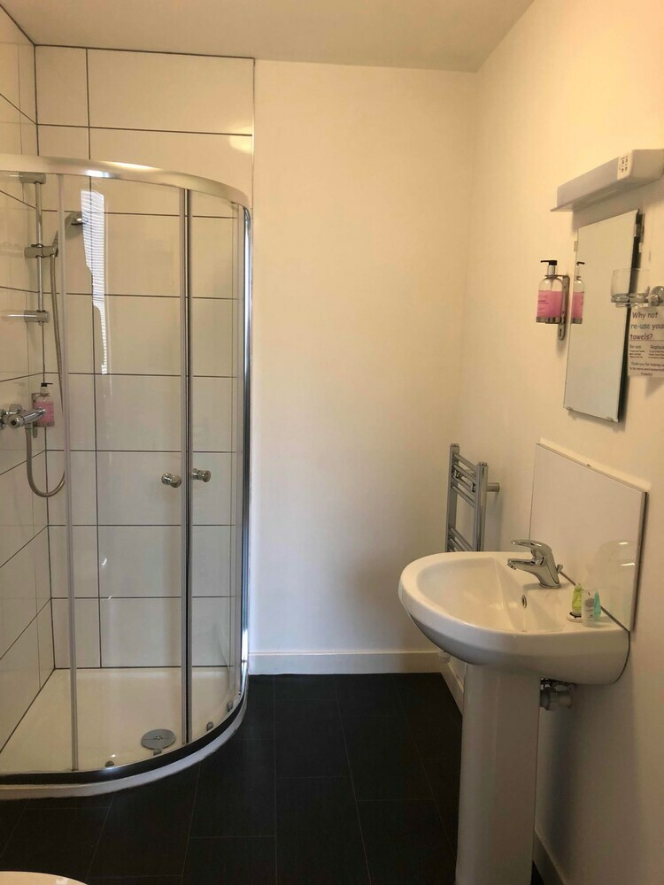 Hostal Oyo Eastbank Hotel