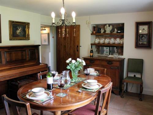 Rose Tree Cottage, Westbury On Severn