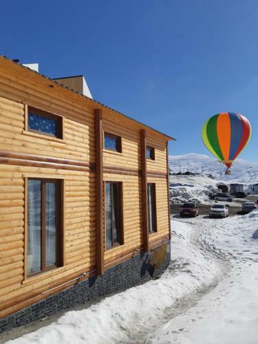 Hostal Gudauri Log Inn