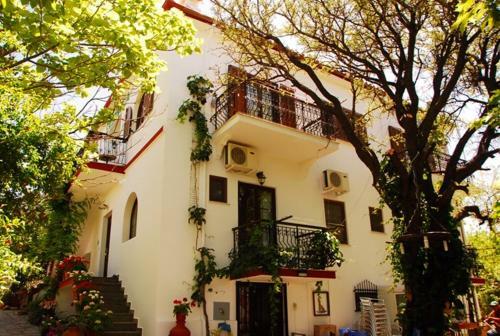 Hostal Atzanou Rooms